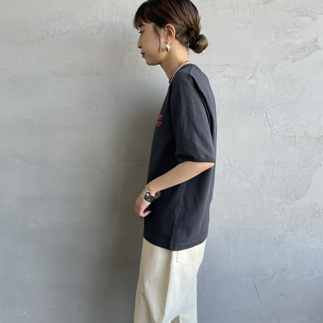 THE SHINZONE [ザ シンゾーン] HOTEL Beira-Mar Tシャツ [25MMSCU05] 05 C.GRAY &&モデル身長：150cm 着用サイズ：F0&&