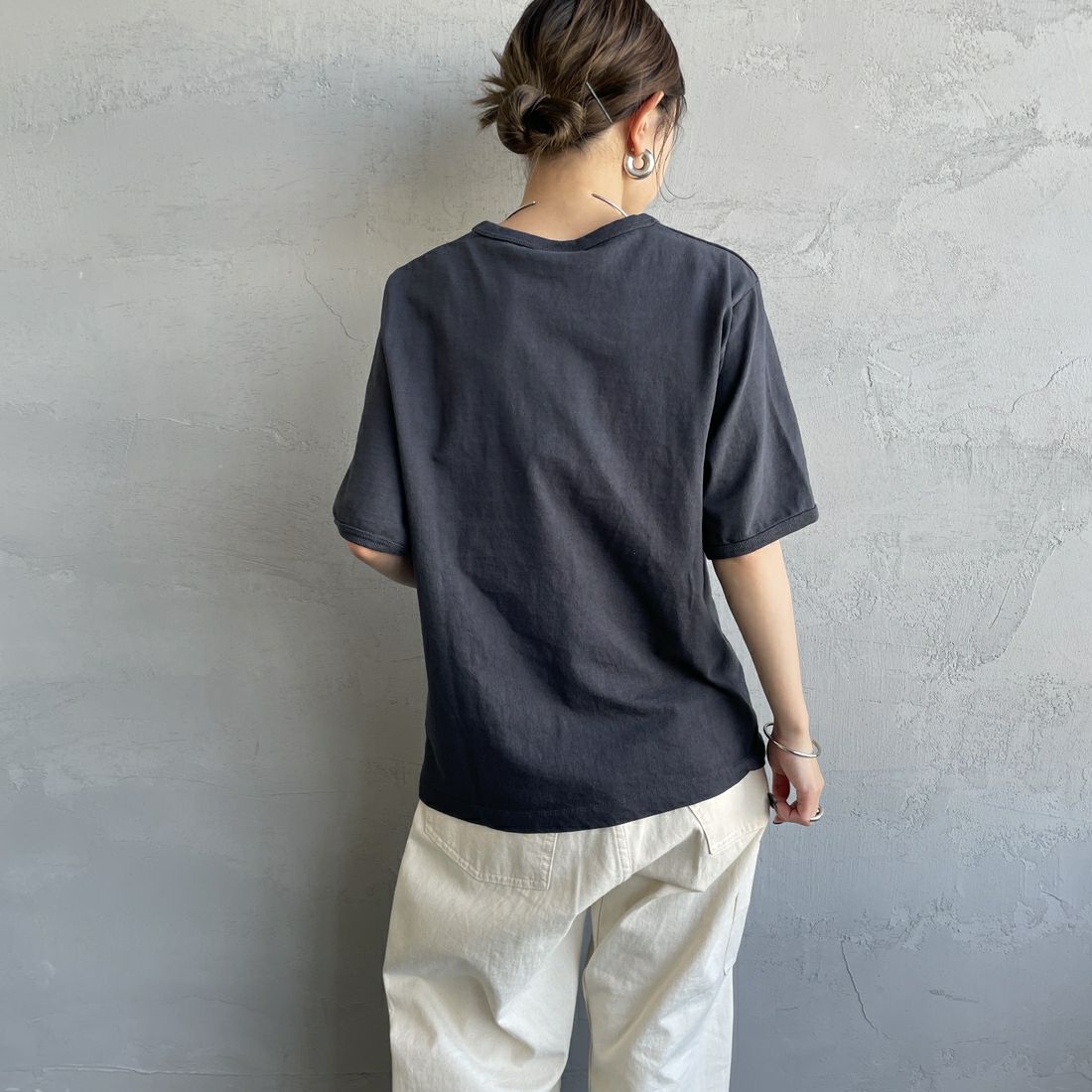 THE SHINZONE [ザ シンゾーン] HOTEL Beira-Mar Tシャツ [25MMSCU05] 05 C.GRAY &&モデル身長：150cm 着用サイズ：F0&&