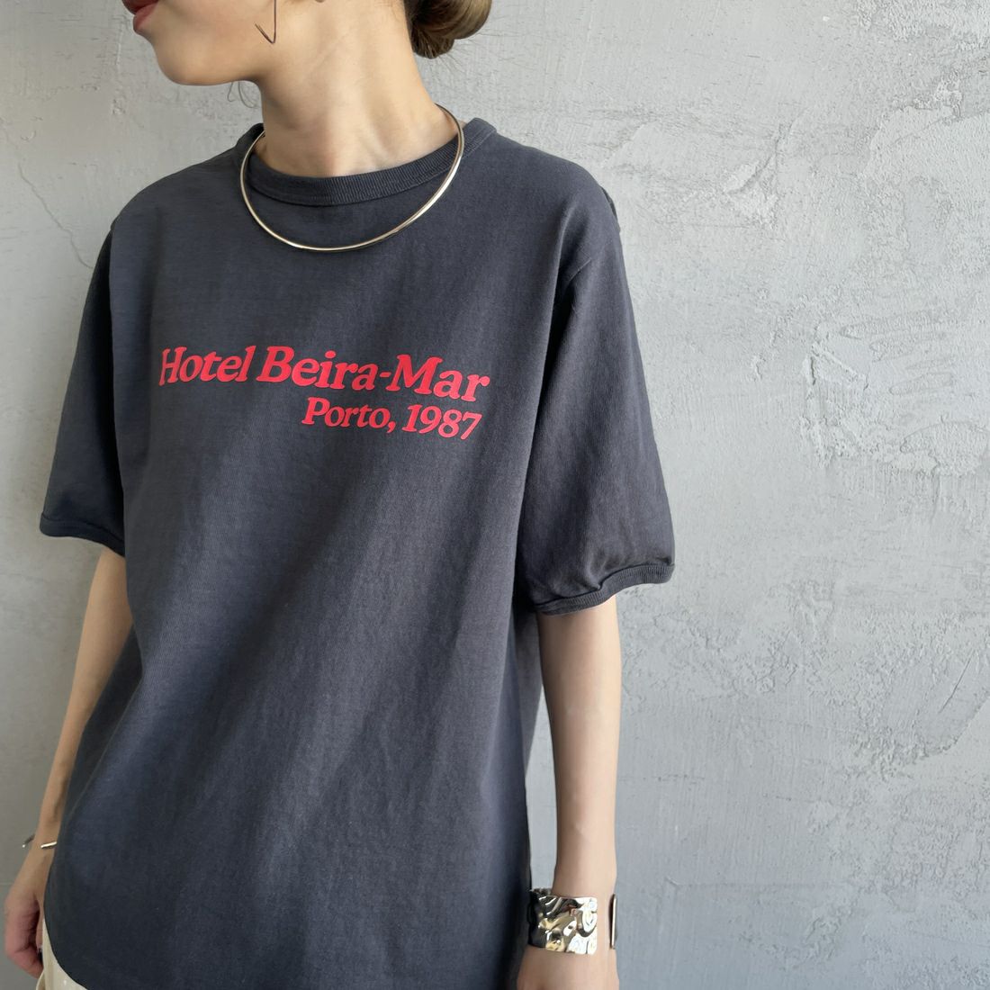 THE SHINZONE [ザ シンゾーン] HOTEL Beira-Mar Tシャツ [25MMSCU05] 05 C.GRAY &&モデル身長：150cm 着用サイズ：F0&&