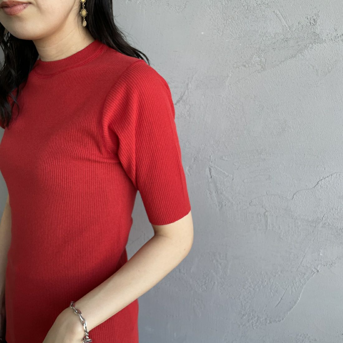 THE SHINZONE [ザ シンゾーン] ミッドサマーニットTシャツ [25MMSNI06] 24 RED &&モデル身長：160cm 着用サイズ：F0&&