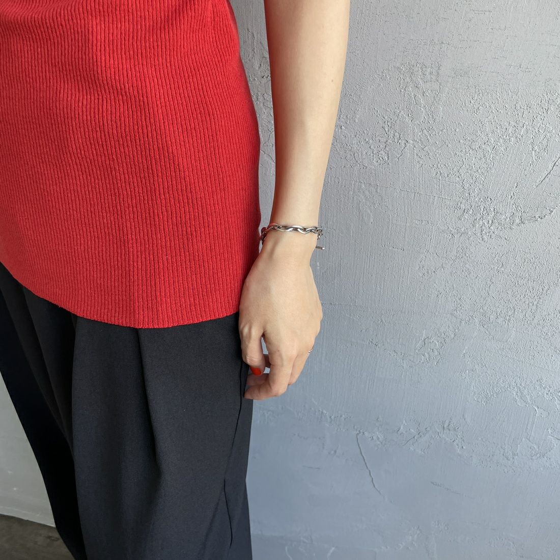 THE SHINZONE [ザ シンゾーン] ミッドサマーニットTシャツ [25MMSNI06] 24 RED &&モデル身長：160cm 着用サイズ：F0&&