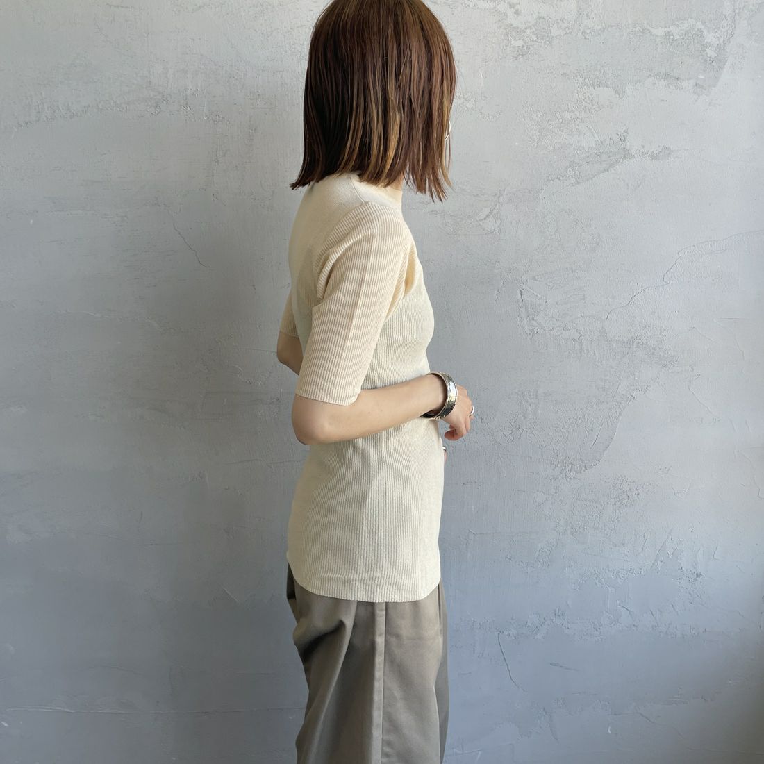 THE SHINZONE [ザ シンゾーン] ミッドサマーニットTシャツ [25MMSNI06] 02 ECRU &&モデル身長：158cm 着用サイズ：F0&&