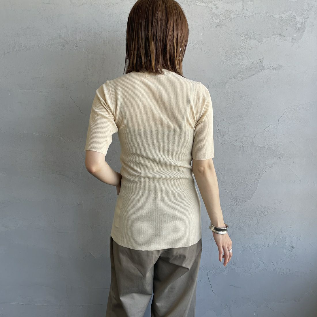 THE SHINZONE [ザ シンゾーン] ミッドサマーニットTシャツ [25MMSNI06] 02 ECRU &&モデル身長：158cm 着用サイズ：F0&&