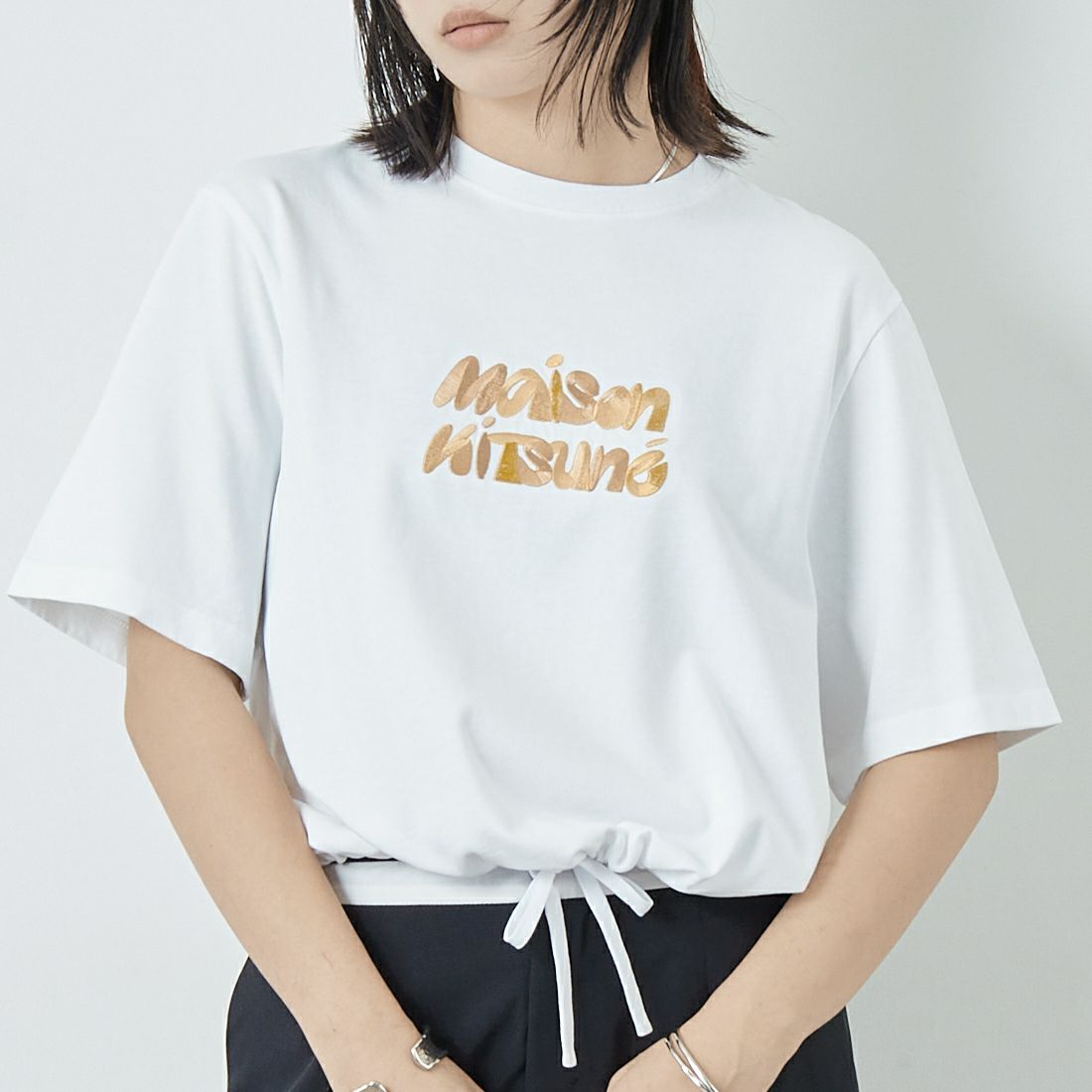 MAISON KITSUNE [メゾン キツネ] バブルロゴ ドローストリングコンフォートTシャツ [OW00120KJ0119] P100 WHITE &&モデル身長：167cm 着用サイズ：S&&
