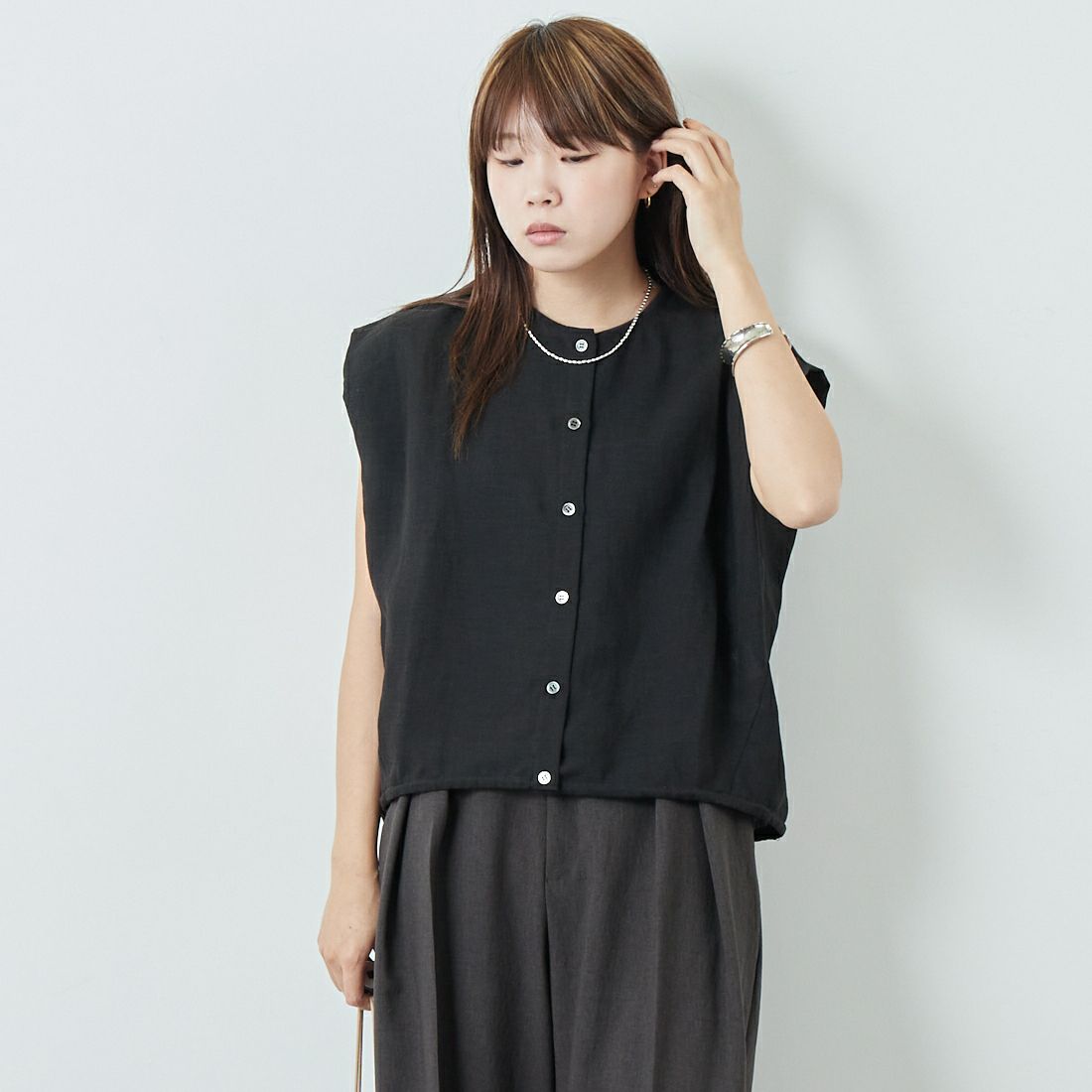 MICA&DEAL [マイカアンドディール] ヘムギャザーブラウス [0125101125] BLACK &&モデル身長：167cm 着用サイズ：F&&