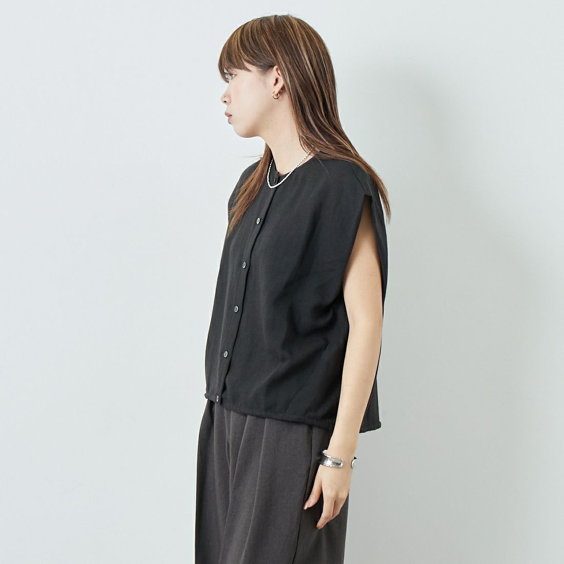 MICA&DEAL [マイカアンドディール] ヘムギャザーブラウス [0125101125] BLACK &&モデル身長：167cm 着用サイズ：F&&