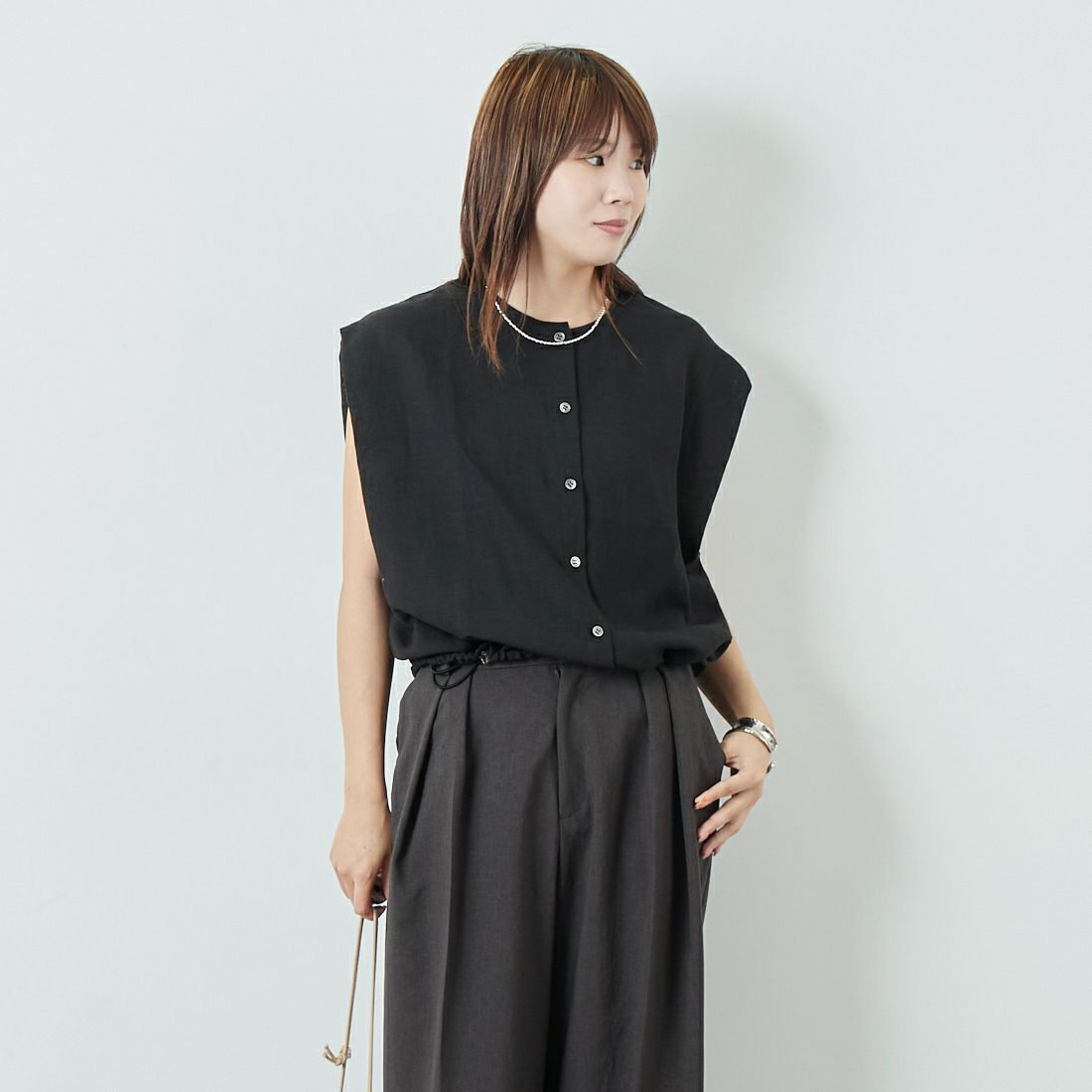 MICA&DEAL [マイカアンドディール] ヘムギャザーブラウス [0125101125] BLACK &&モデル身長：167cm 着用サイズ：F&&