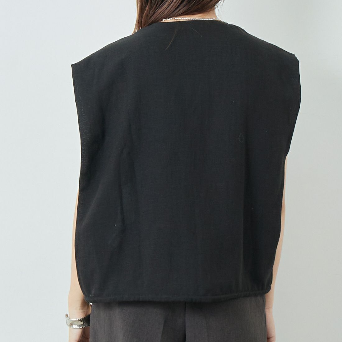 MICA&DEAL [マイカアンドディール] ヘムギャザーブラウス [0125101125] BLACK &&モデル身長：167cm 着用サイズ：F&&