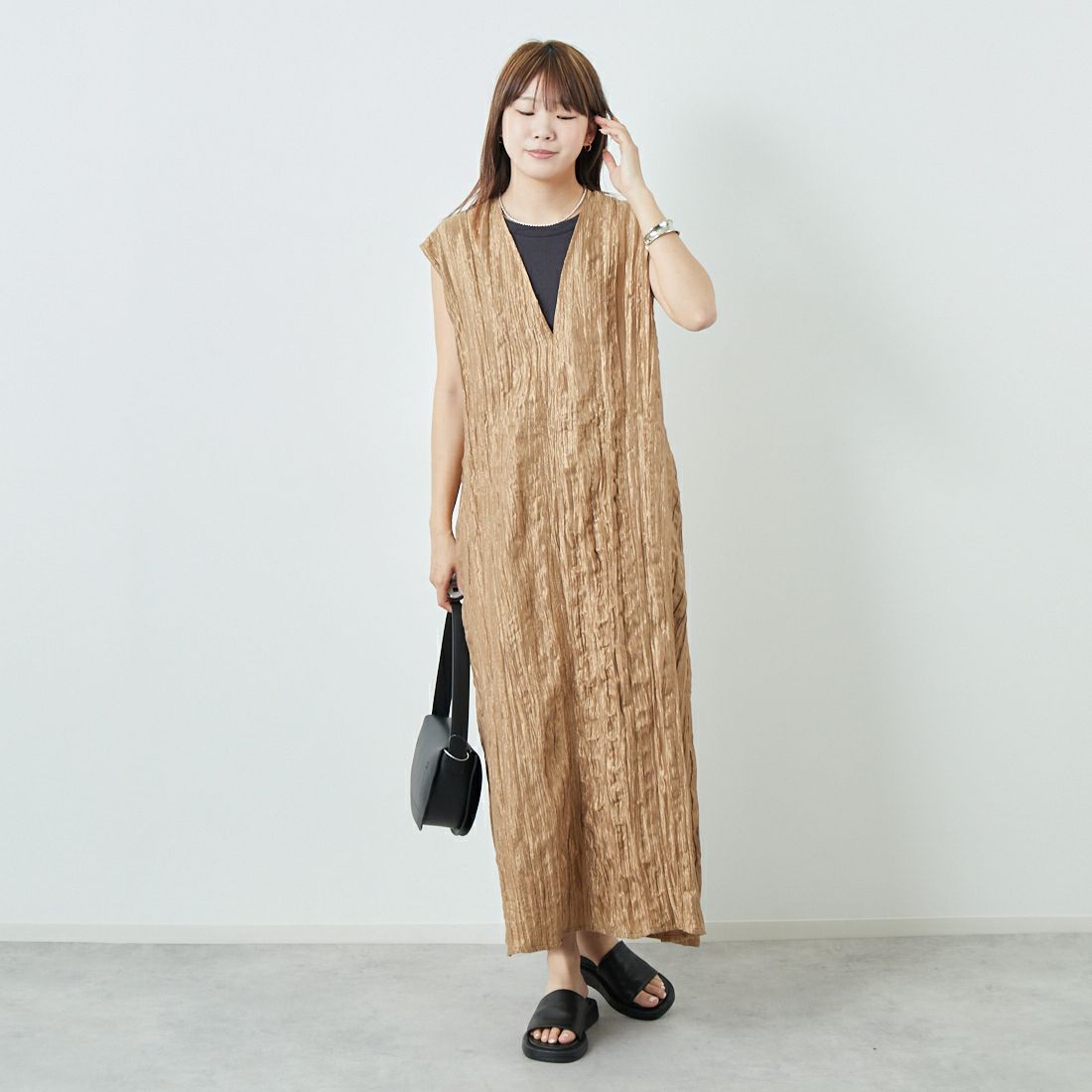 TORRAZZO DONNA [トラッゾドンナ] Vネックワンピース [6251-341] 45 BROWN &&モデル身長：167cm 着用サイズ：F&&