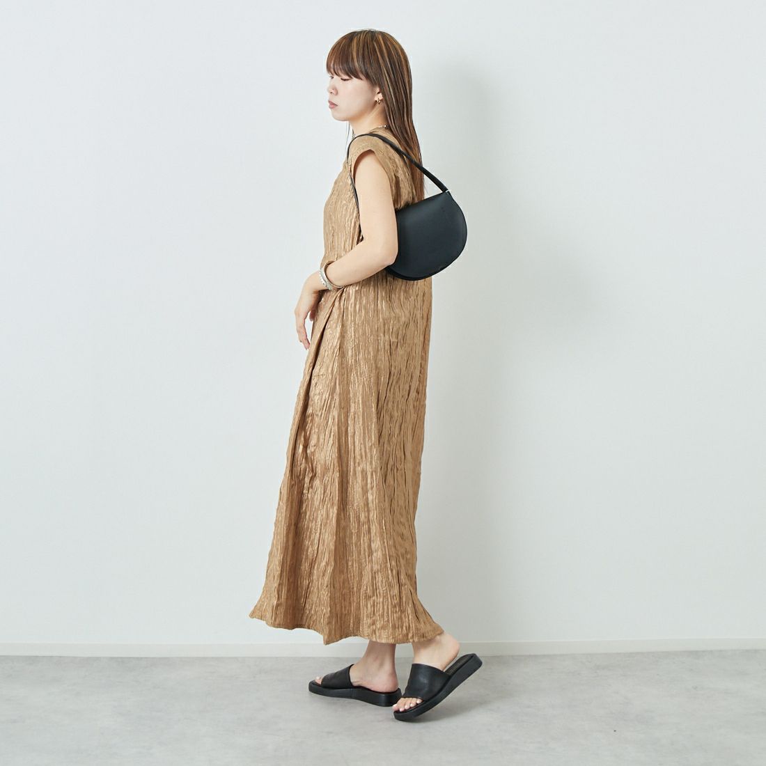 TORRAZZO DONNA [トラッゾドンナ] Vネックワンピース [6251-341] 45 BROWN &&モデル身長：167cm 着用サイズ：F&&