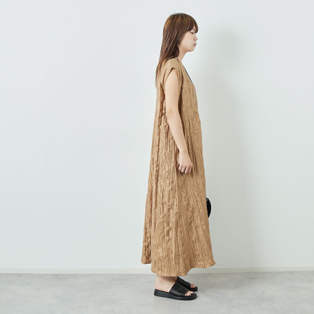 TORRAZZO DONNA [トラッゾドンナ] Vネックワンピース [6251-341] 45 BROWN &&モデル身長：167cm 着用サイズ：F&&