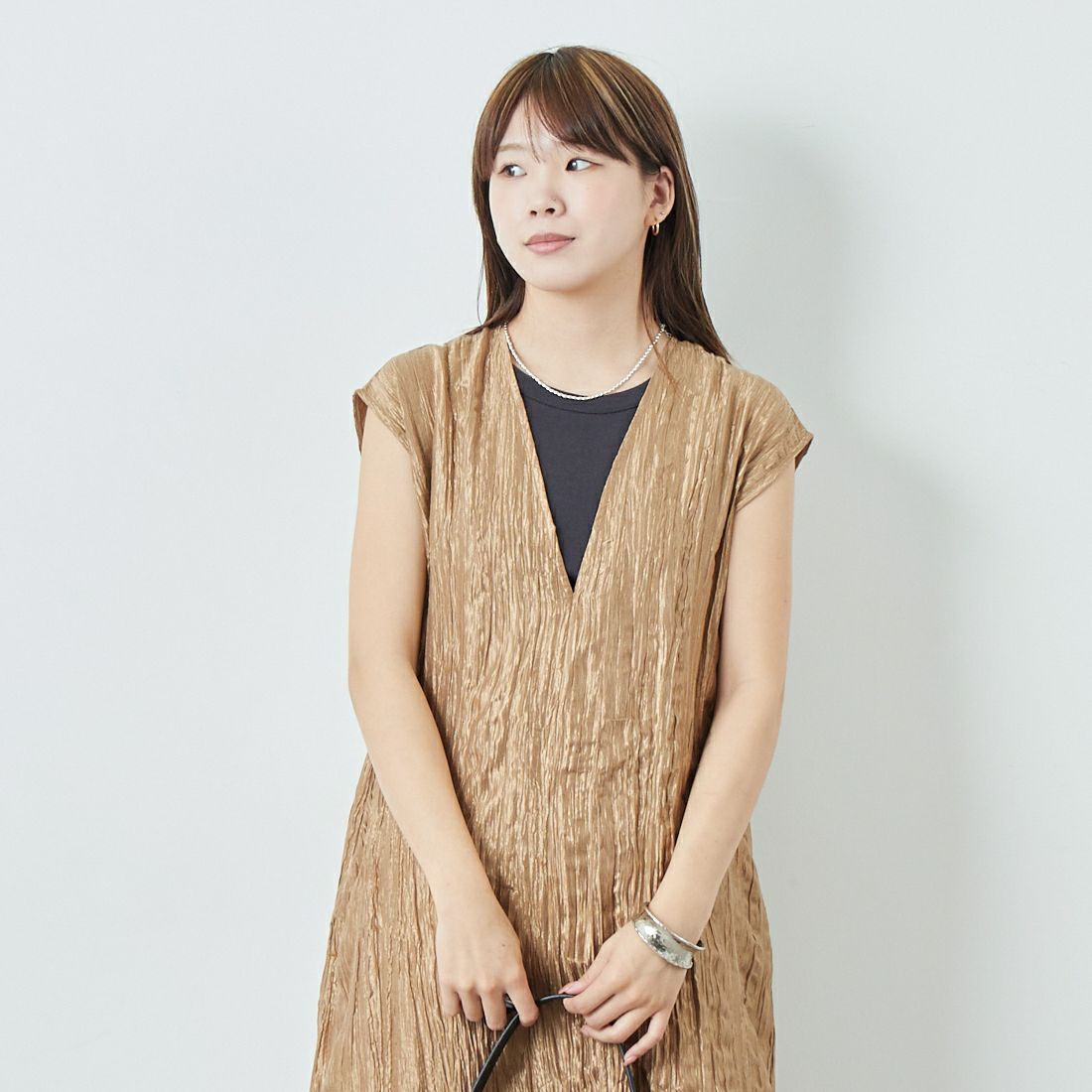 TORRAZZO DONNA [トラッゾドンナ] Vネックワンピース [6251-341] 45 BROWN &&モデル身長：167cm 着用サイズ：F&&