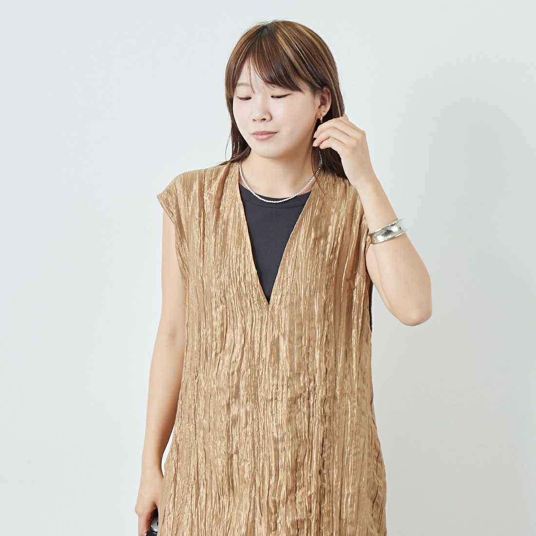TORRAZZO DONNA [トラッゾドンナ] Vネックワンピース [6251-341] 45 BROWN &&モデル身長：167cm 着用サイズ：F&&