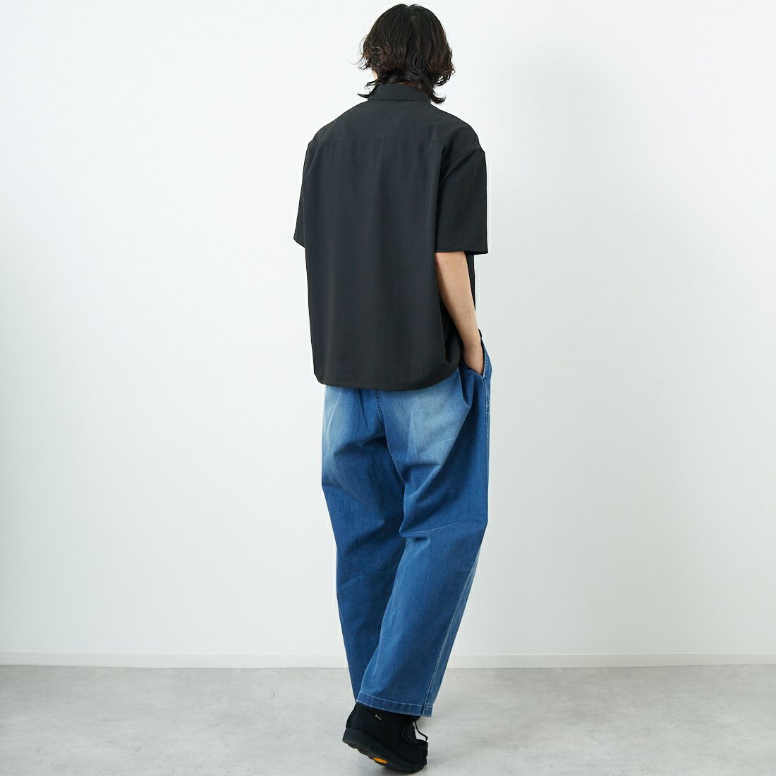SLICK [スリック] ブロードエアーフロー ドローストリングシャツ [5220103] 700 BLACK &&モデル身長：179cm 着用サイズ：1&&