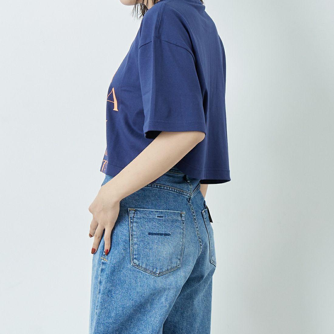 SCREEN STARS [スクリーンスターズ] 別注 リメイクプリントTシャツ [2522-RMPTIN-JF] NAVY &&モデル身長：167cm 着用サイズ：F&&