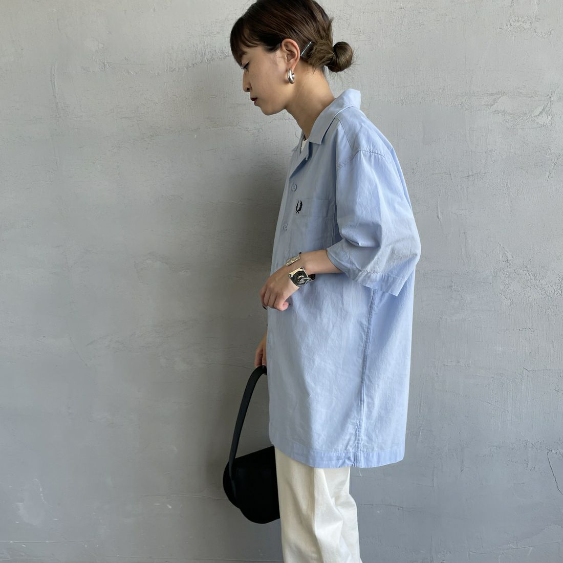 FRED PERRY [フレッドペリー] クレープコットン ショートスリーブオープンカラーシャツ [M7762] 353 L.SMOK &&モデル身長：150cm 着用サイズ：S&&