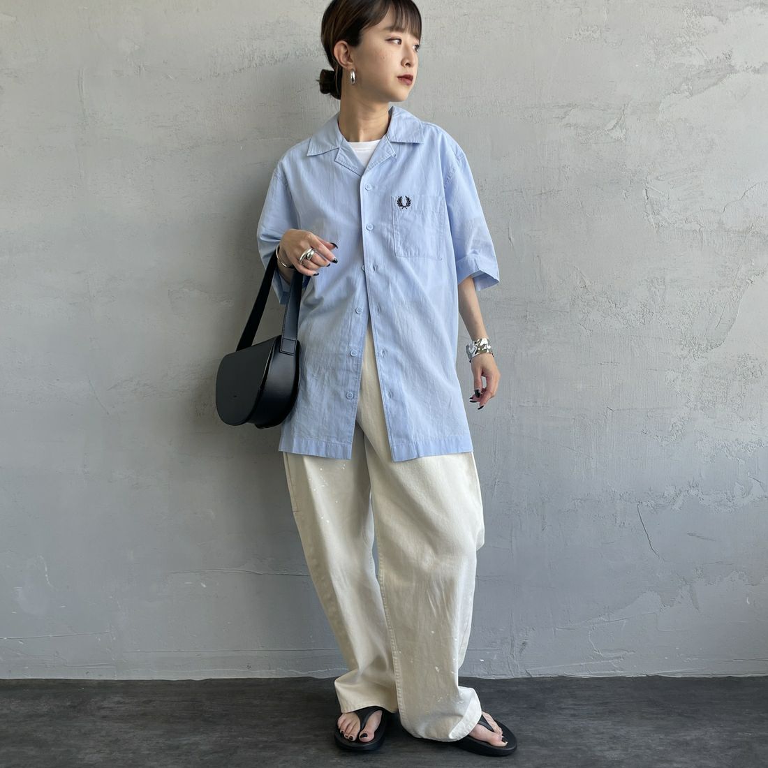 FRED PERRY [フレッドペリー] クレープコットン ショートスリーブオープンカラーシャツ [M7762] 353 L.SMOK &&モデル身長：150cm 着用サイズ：S&&