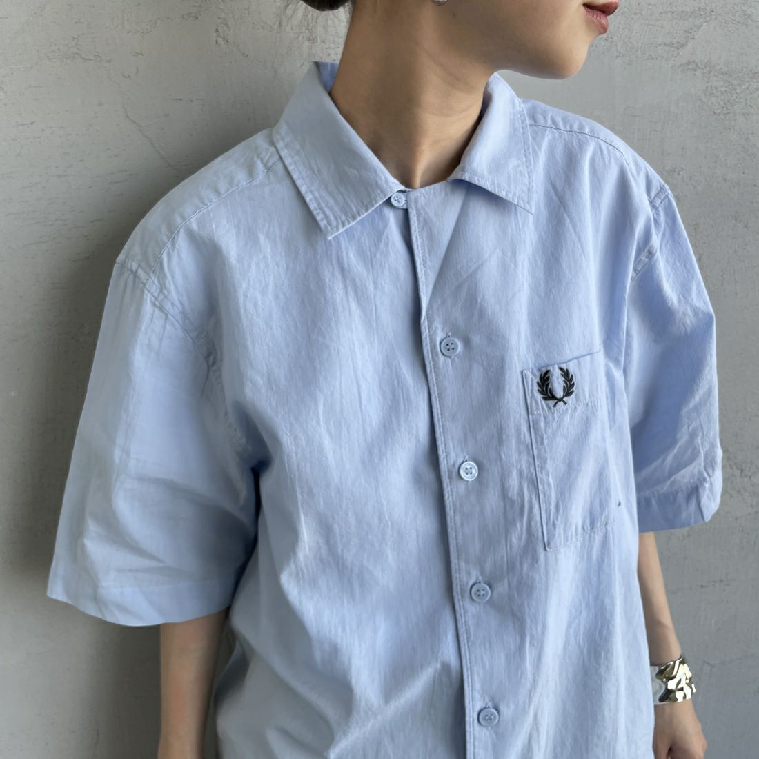 FRED PERRY [フレッドペリー] クレープコットン ショートスリーブオープンカラーシャツ [M7762] 353 L.SMOK &&モデル身長：150cm 着用サイズ：S&&