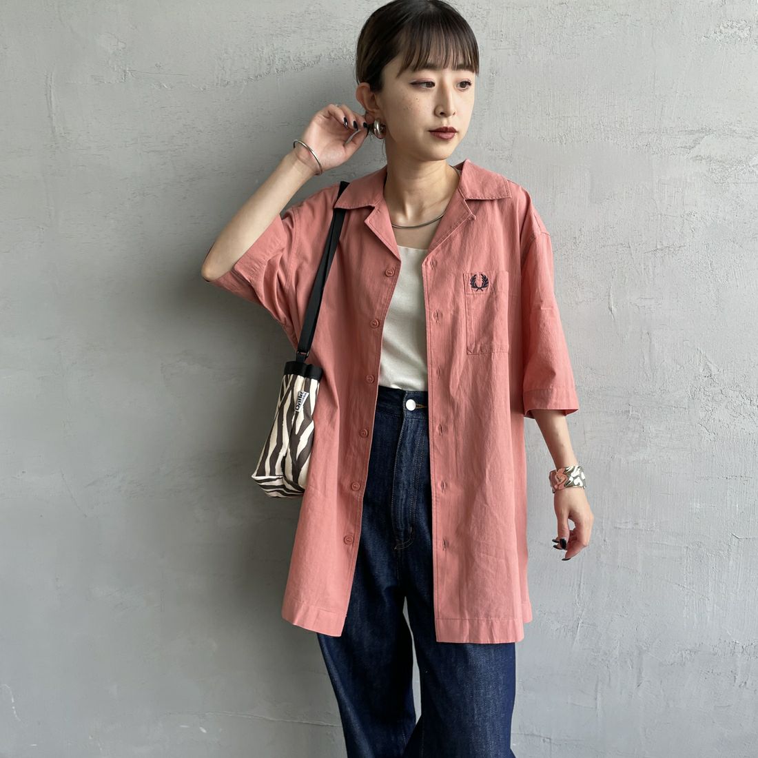 FRED PERRY [フレッドペリー] クレープコットン ショートスリーブオープンカラーシャツ [M7762] X90 PUTTY &&モデル身長：150cm 着用サイズ：S&&