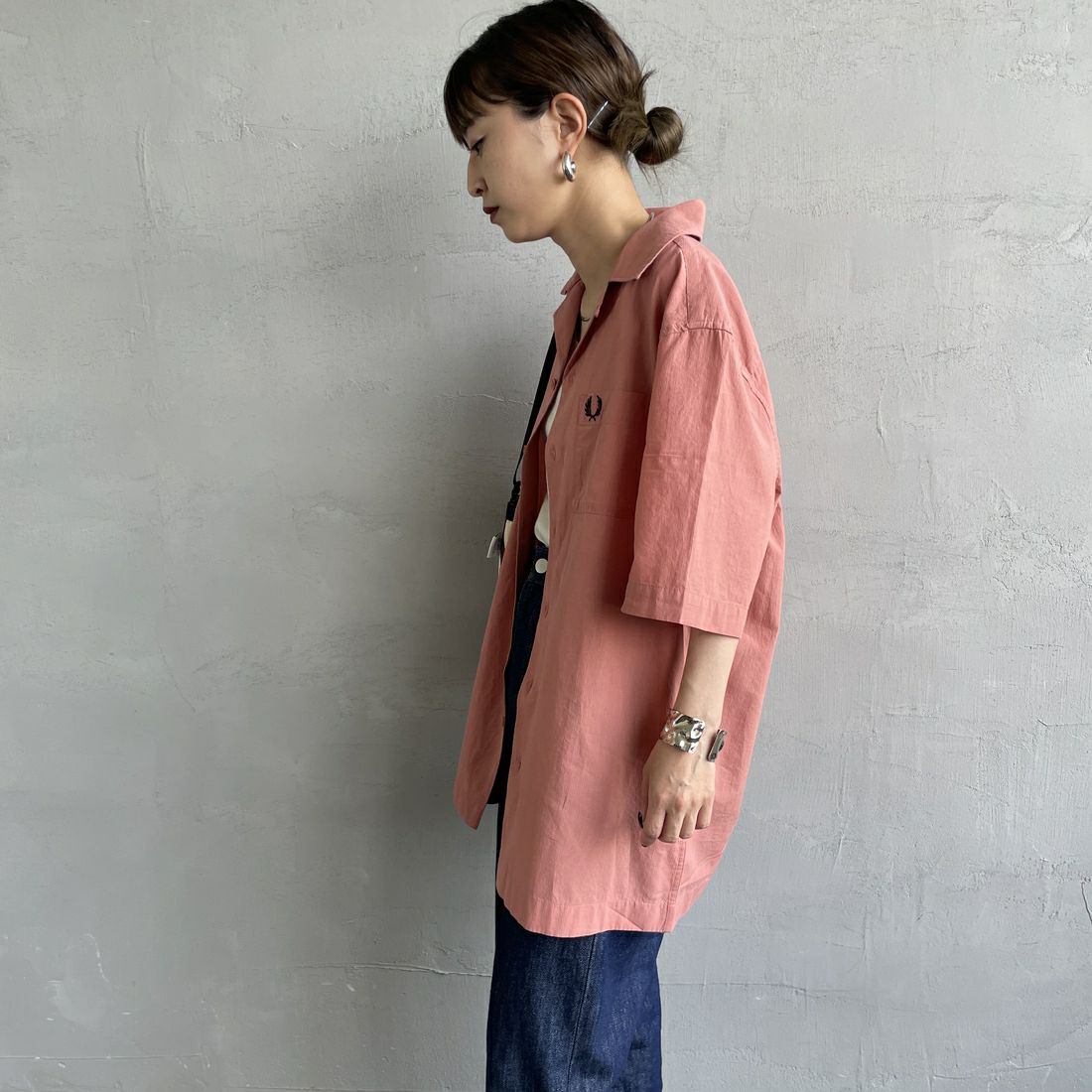 FRED PERRY [フレッドペリー] クレープコットン ショートスリーブオープンカラーシャツ [M7762] X90 PUTTY &&モデル身長：150cm 着用サイズ：S&&