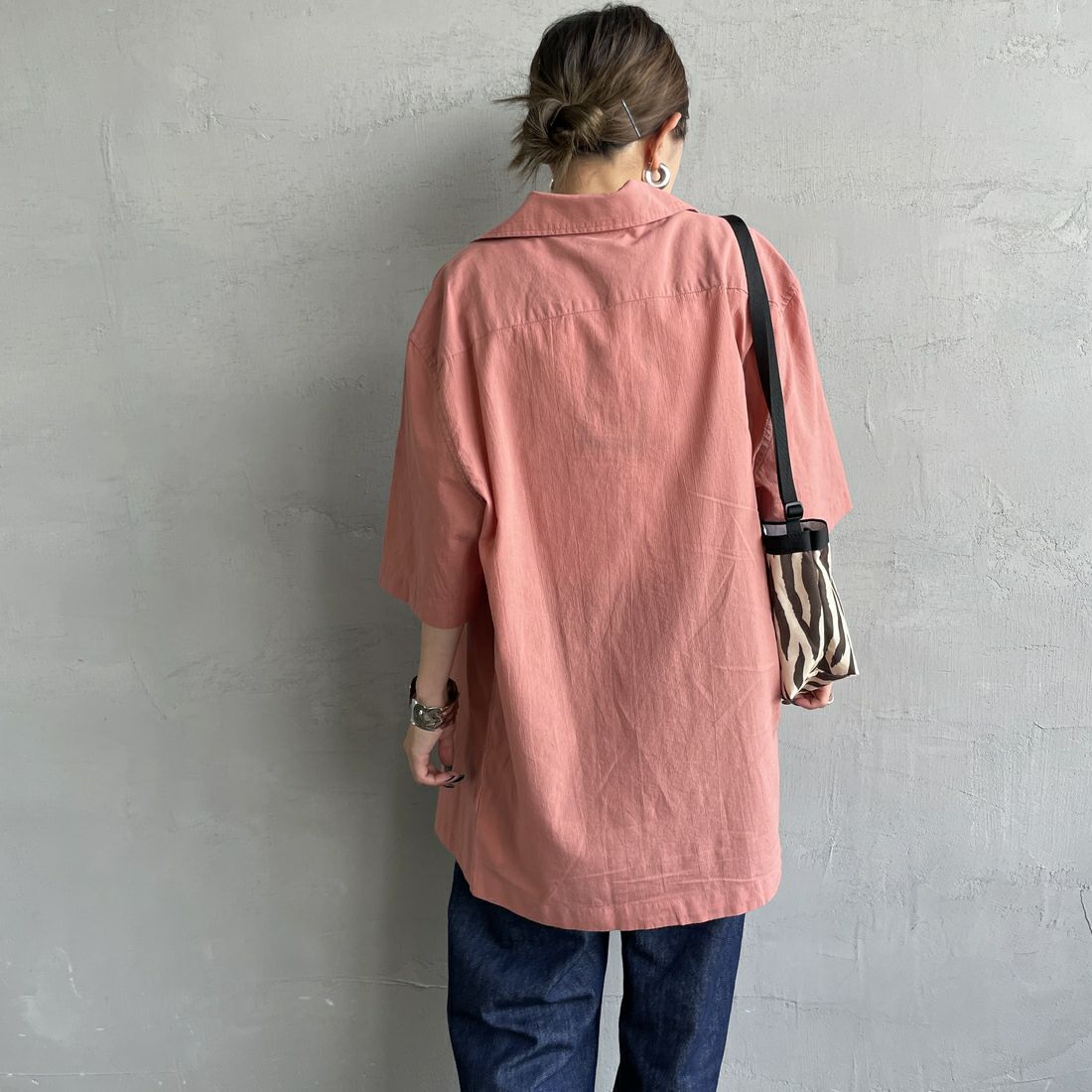 FRED PERRY [フレッドペリー] クレープコットン ショートスリーブオープンカラーシャツ [M7762] X90 PUTTY &&モデル身長：150cm 着用サイズ：S&&