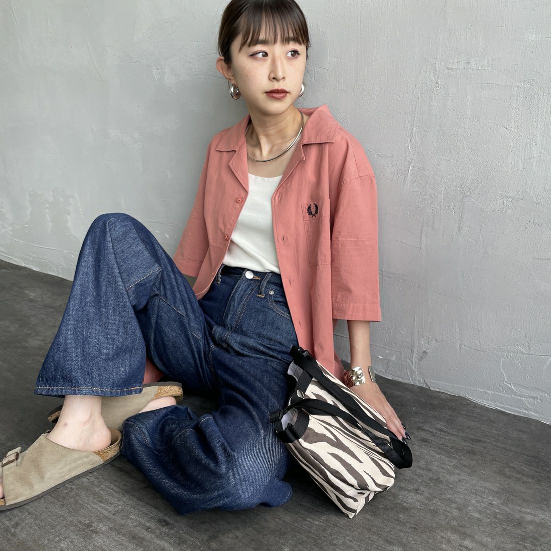 FRED PERRY [フレッドペリー] クレープコットン ショートスリーブオープンカラーシャツ [M7762] X90 PUTTY &&モデル身長：150cm 着用サイズ：S&&