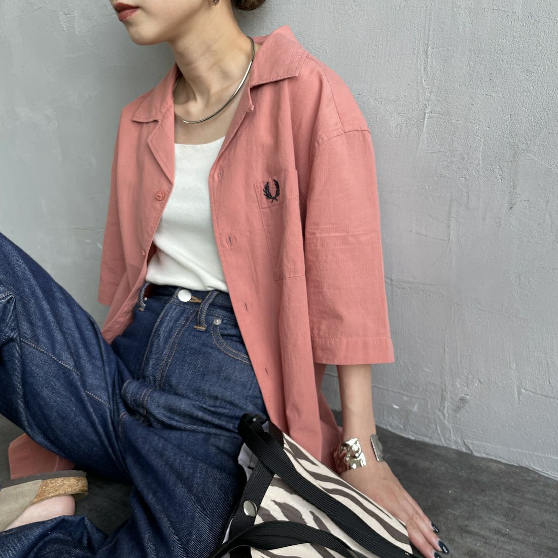 FRED PERRY [フレッドペリー] クレープコットン ショートスリーブオープンカラーシャツ [M7762] X90 PUTTY &&モデル身長：150cm 着用サイズ：S&&