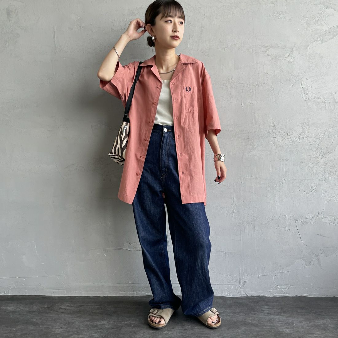 FRED PERRY [フレッドペリー] クレープコットン ショートスリーブオープンカラーシャツ [M7762] X90 PUTTY &&モデル身長：150cm 着用サイズ：S&&