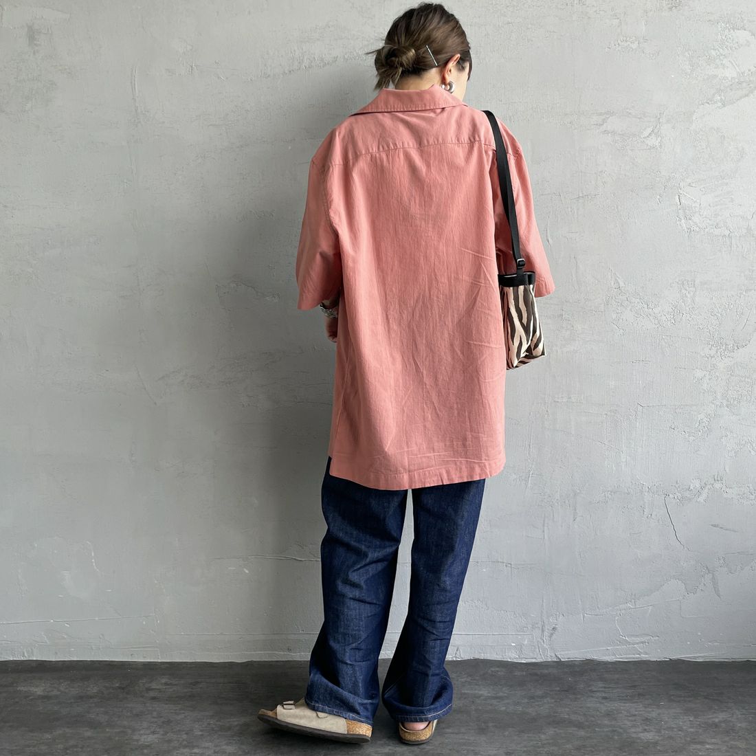 FRED PERRY [フレッドペリー] クレープコットン ショートスリーブオープンカラーシャツ [M7762] X90 PUTTY &&モデル身長：150cm 着用サイズ：S&&