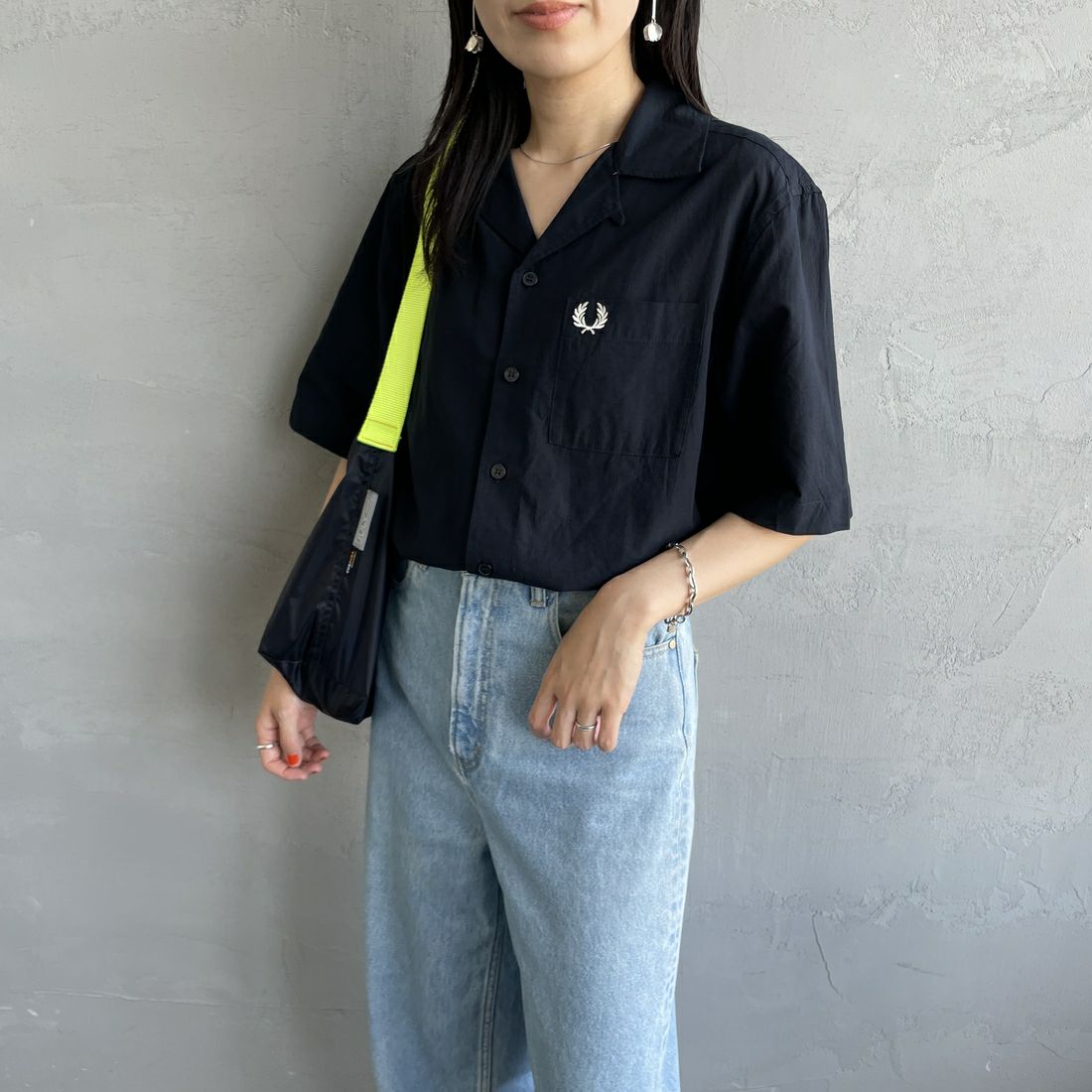 FRED PERRY [フレッドペリー] クレープコットン ショートスリーブオープンカラーシャツ [M7762] 795 NAVY &&モデル身長：160cm 着用サイズ：S&&