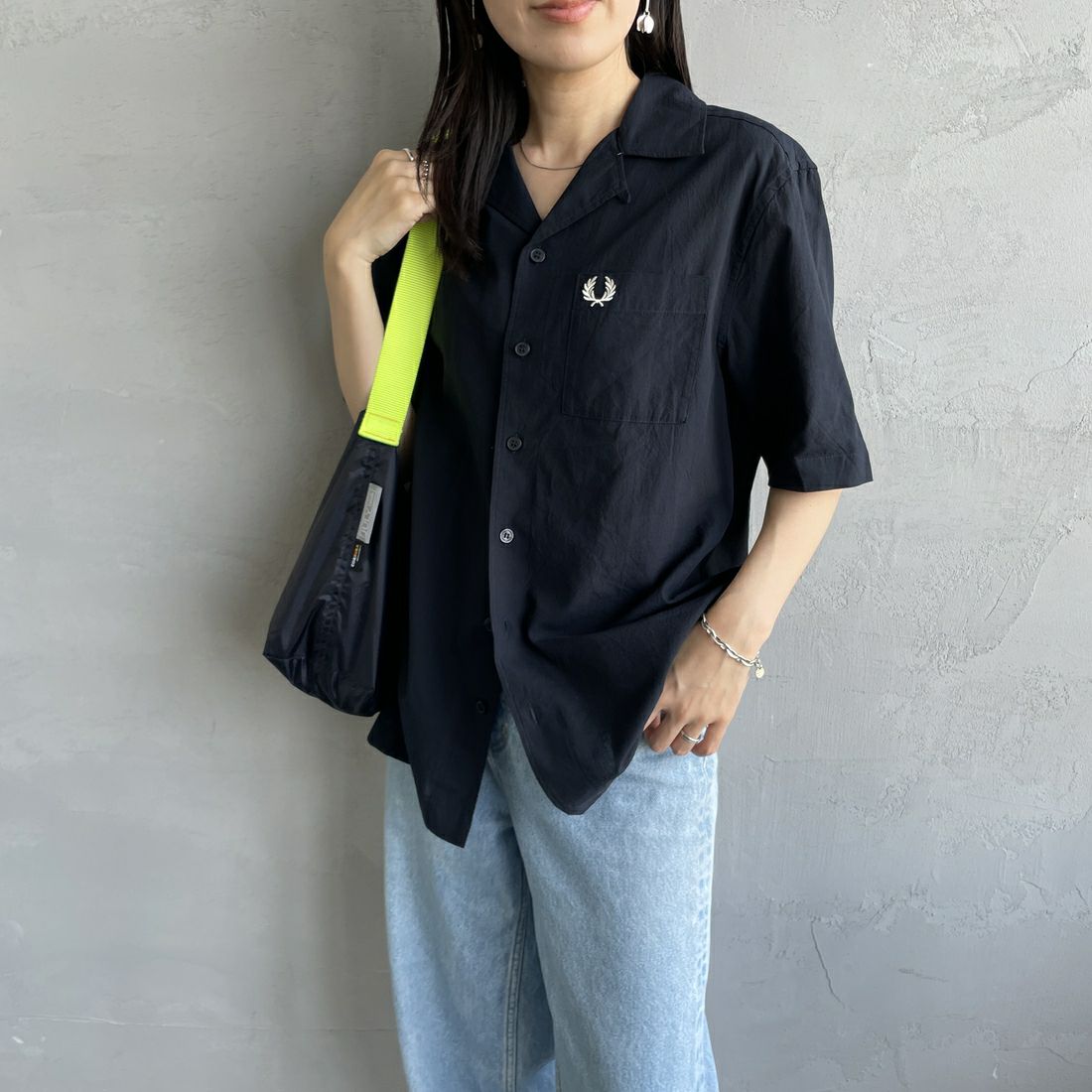 FRED PERRY [フレッドペリー] クレープコットン ショートスリーブオープンカラーシャツ [M7762] 795 NAVY &&モデル身長：160cm 着用サイズ：S&&