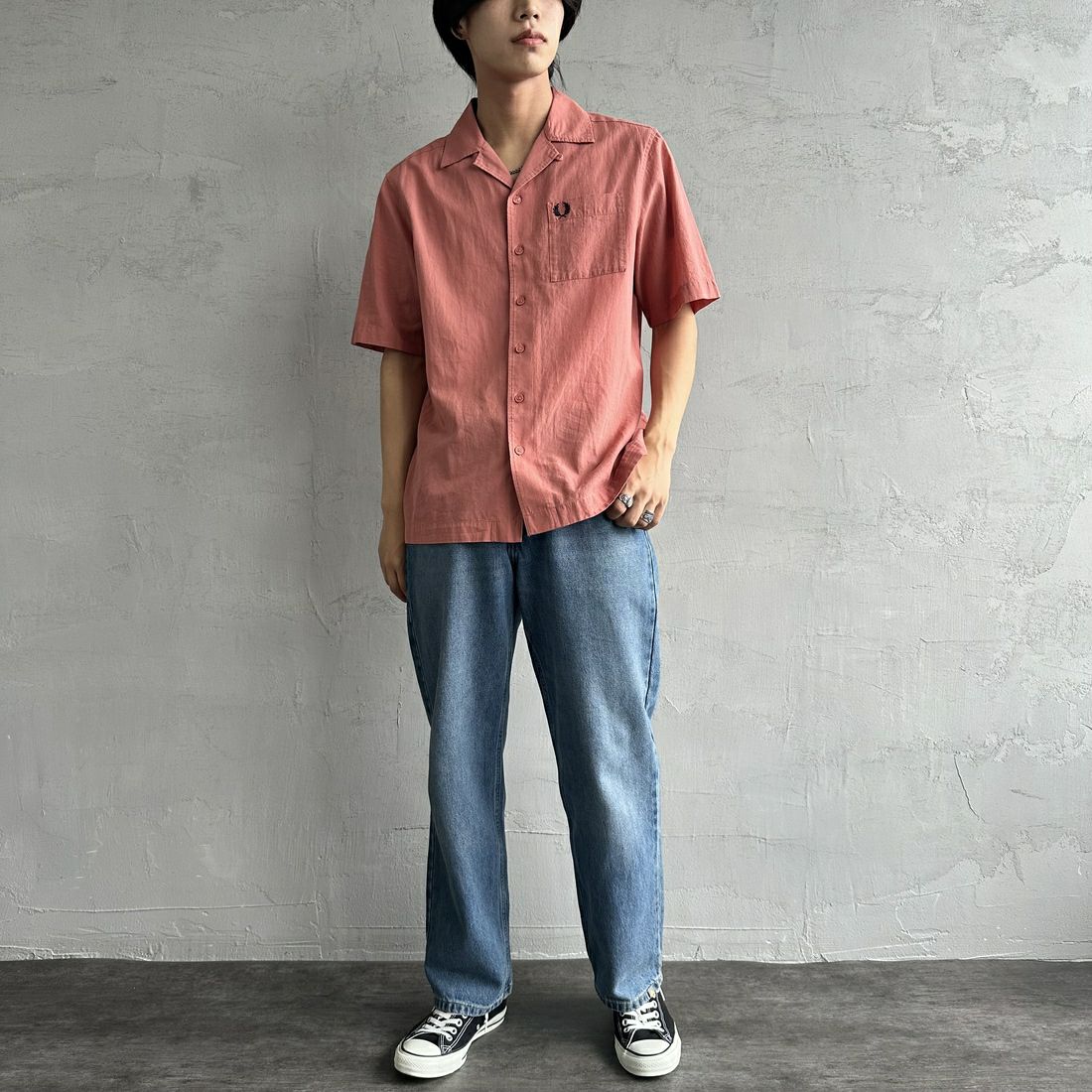 FRED PERRY [フレッドペリー] クレープコットン ショートスリーブオープンカラーシャツ [M7762] X90 PUTTY &&モデル身長：179cm 着用サイズ：M&&