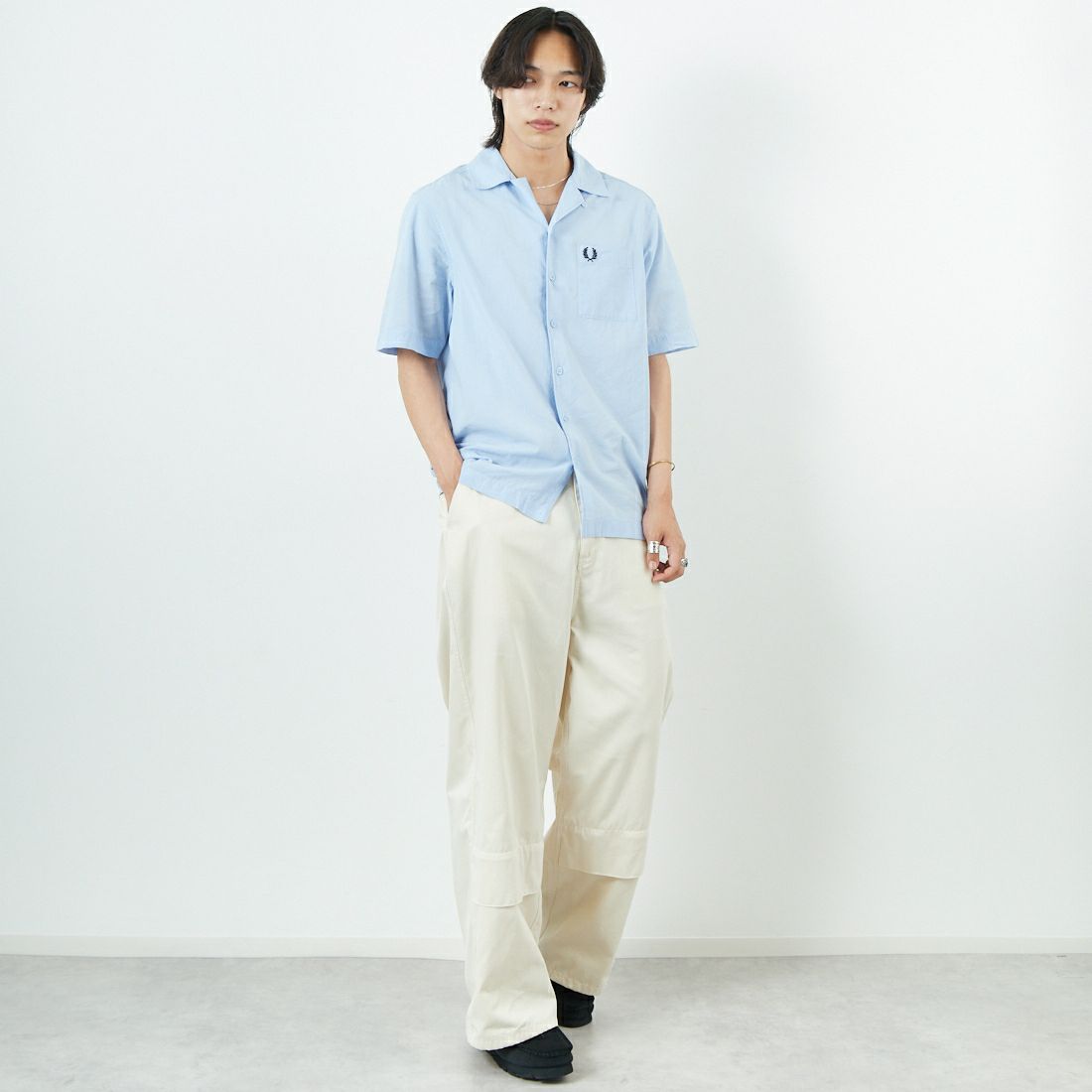 FRED PERRY [フレッドペリー] クレープコットン ショートスリーブオープンカラーシャツ [M7762] 353 L.SMOK &&モデル身長：179cm 着用サイズ：M&&