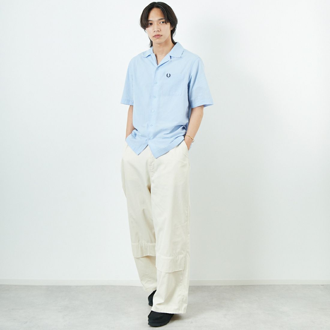 FRED PERRY [フレッドペリー] クレープコットン ショートスリーブオープンカラーシャツ [M7762] 353 L.SMOK &&モデル身長：179cm 着用サイズ：M&&