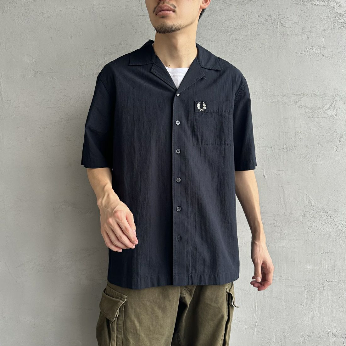 FRED PERRY [フレッドペリー] クレープコットン ショートスリーブオープンカラーシャツ [M7762] 795 NAVY &&モデル身長：168cm 着用サイズ：M&&