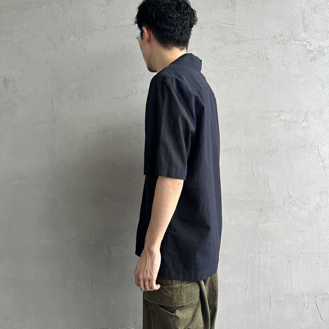 FRED PERRY [フレッドペリー] クレープコットン ショートスリーブオープンカラーシャツ [M7762] 795 NAVY &&モデル身長：168cm 着用サイズ：M&&