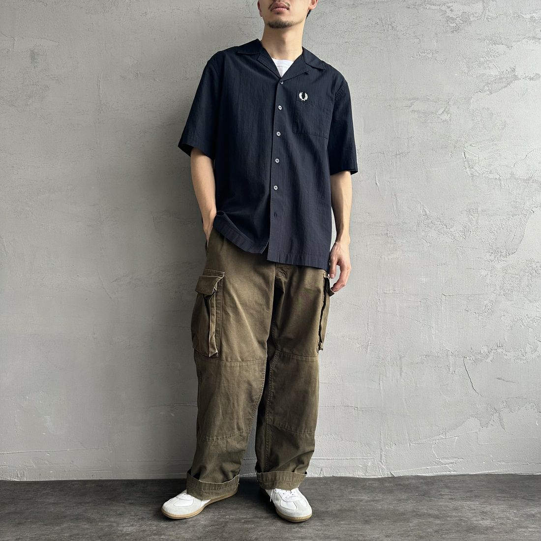 FRED PERRY [フレッドペリー] クレープコットン ショートスリーブオープンカラーシャツ [M7762] 795 NAVY &&モデル身長：168cm 着用サイズ：M&&