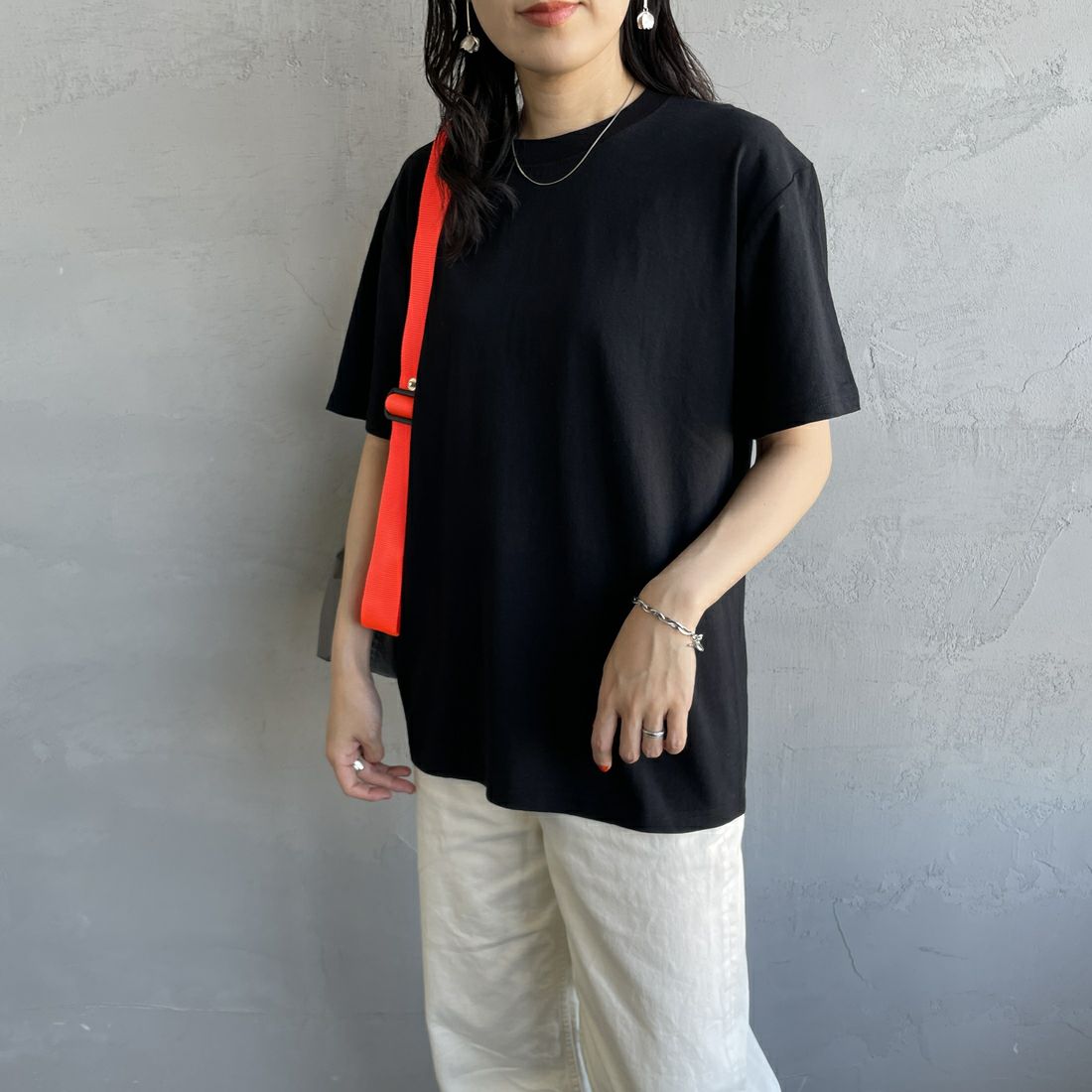 FRUIT OF THE LOOM [フルーツ オブ ザ ルーム] × 中津川吾郎(MIN-NANO) 別注2パックTシャツ [81256900-JF] WHT/BLK &&モデル身長：160cm 着用サイズ：S&&