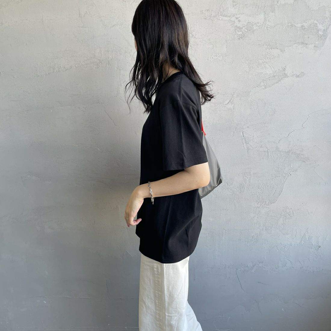 FRUIT OF THE LOOM [フルーツ オブ ザ ルーム] × 中津川吾郎(MIN-NANO) 別注2パックTシャツ [81256900-JF] WHT/BLK &&モデル身長：160cm 着用サイズ：S&&