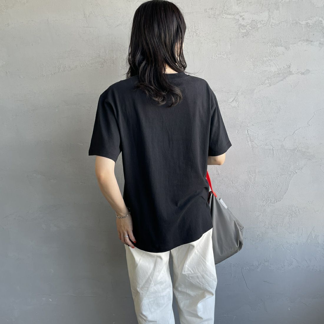 FRUIT OF THE LOOM [フルーツ オブ ザ ルーム] × 中津川吾郎(MIN-NANO) 別注2パックTシャツ [81256900-JF] WHT/BLK &&モデル身長：160cm 着用サイズ：S&&