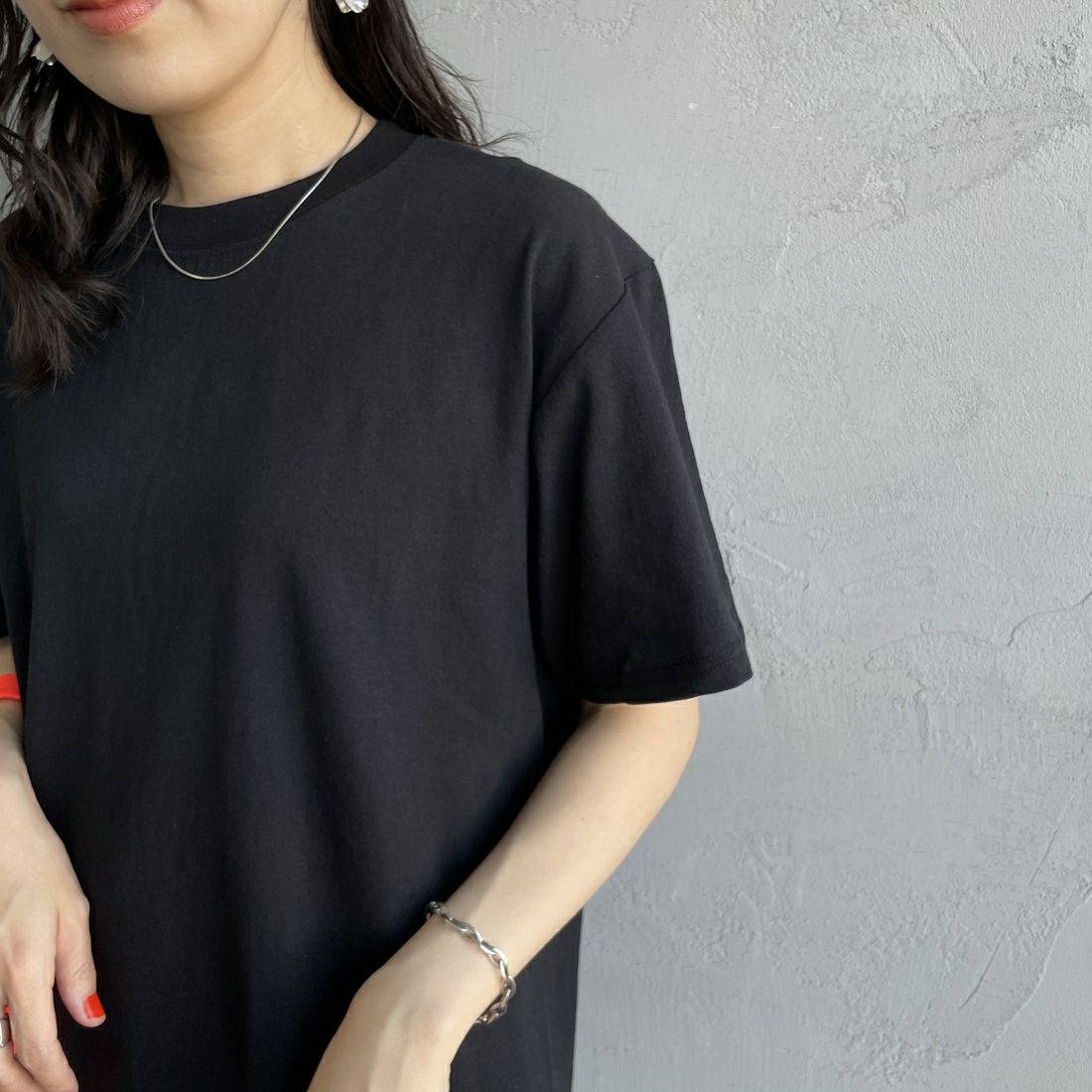 FRUIT OF THE LOOM [フルーツ オブ ザ ルーム] × 中津川吾郎(MIN-NANO) 別注2パックTシャツ [81256900-JF] WHT/BLK &&モデル身長：160cm 着用サイズ：S&&