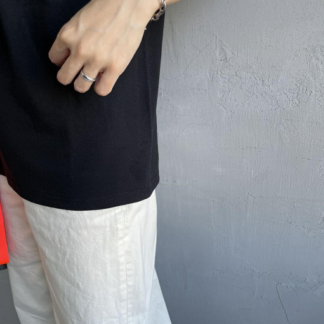 FRUIT OF THE LOOM [フルーツ オブ ザ ルーム] × 中津川吾郎(MIN-NANO) 別注2パックTシャツ [81256900-JF] WHT/BLK &&モデル身長：160cm 着用サイズ：S&&