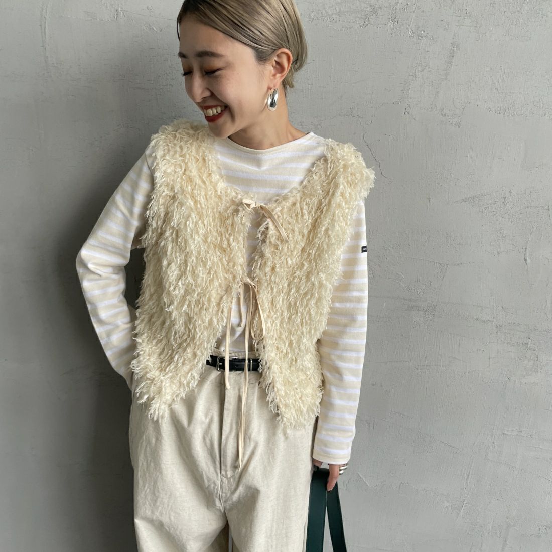 nenom [ネノム] 前後2WAY フェザーフリンジショートベスト [NE24132007] 21 IVORY &&モデル身長：150cm 着用サイズ：F&&