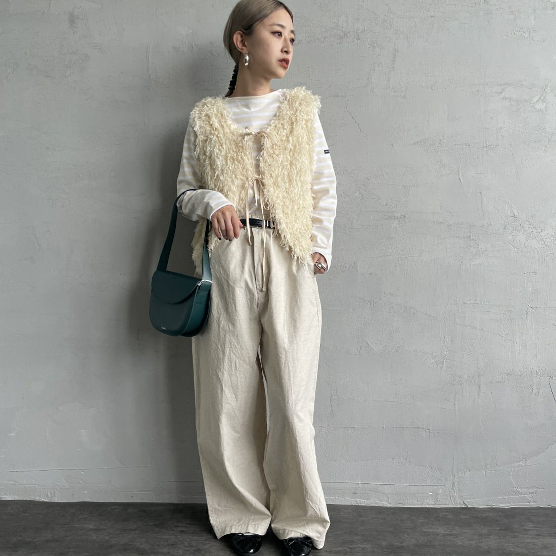 nenom [ネノム] 前後2WAY フェザーフリンジショートベスト [NE24132007] 21 IVORY &&モデル身長：150cm 着用サイズ：F&&