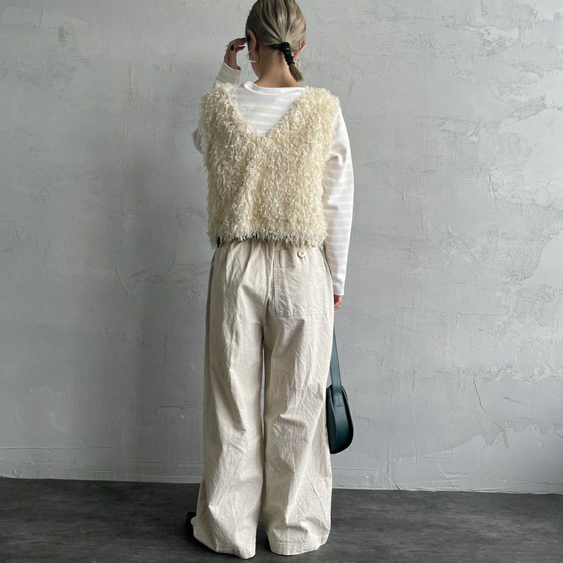 nenom [ネノム] 前後2WAY フェザーフリンジショートベスト [NE24132007] 21 IVORY &&モデル身長：150cm 着用サイズ：F&&
