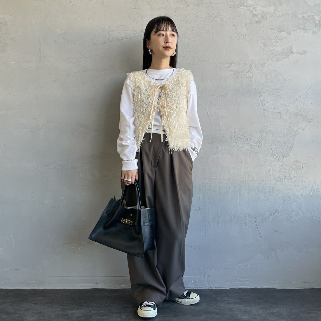 nenom [ネノム] 前後2WAY フェザーフリンジショートベスト [NE24132007] 21 IVORY &&モデル身長：150cm 着用サイズ：F&&