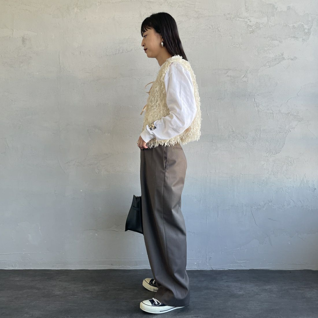 nenom [ネノム] 前後2WAY フェザーフリンジショートベスト [NE24132007] 21 IVORY &&モデル身長：150cm 着用サイズ：F&&