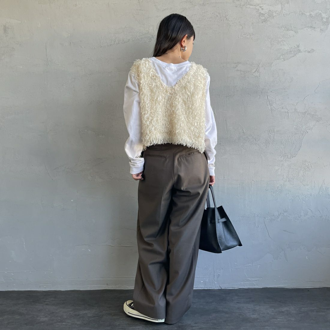 nenom [ネノム] 前後2WAY フェザーフリンジショートベスト [NE24132007] 21 IVORY &&モデル身長：150cm 着用サイズ：F&&