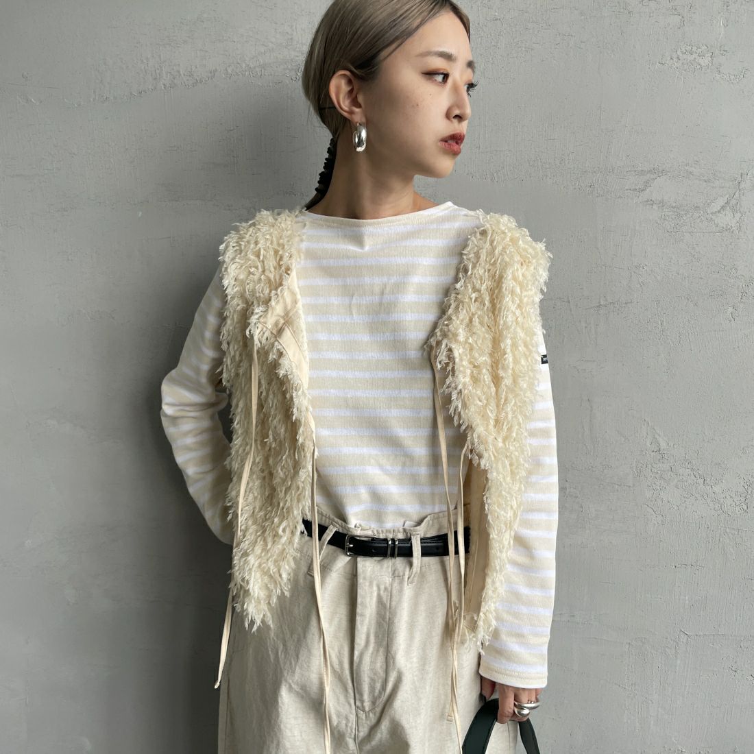 nenom [ネノム] 前後2WAY フェザーフリンジショートベスト [NE24132007] 21 IVORY &&モデル身長：150cm 着用サイズ：F&&