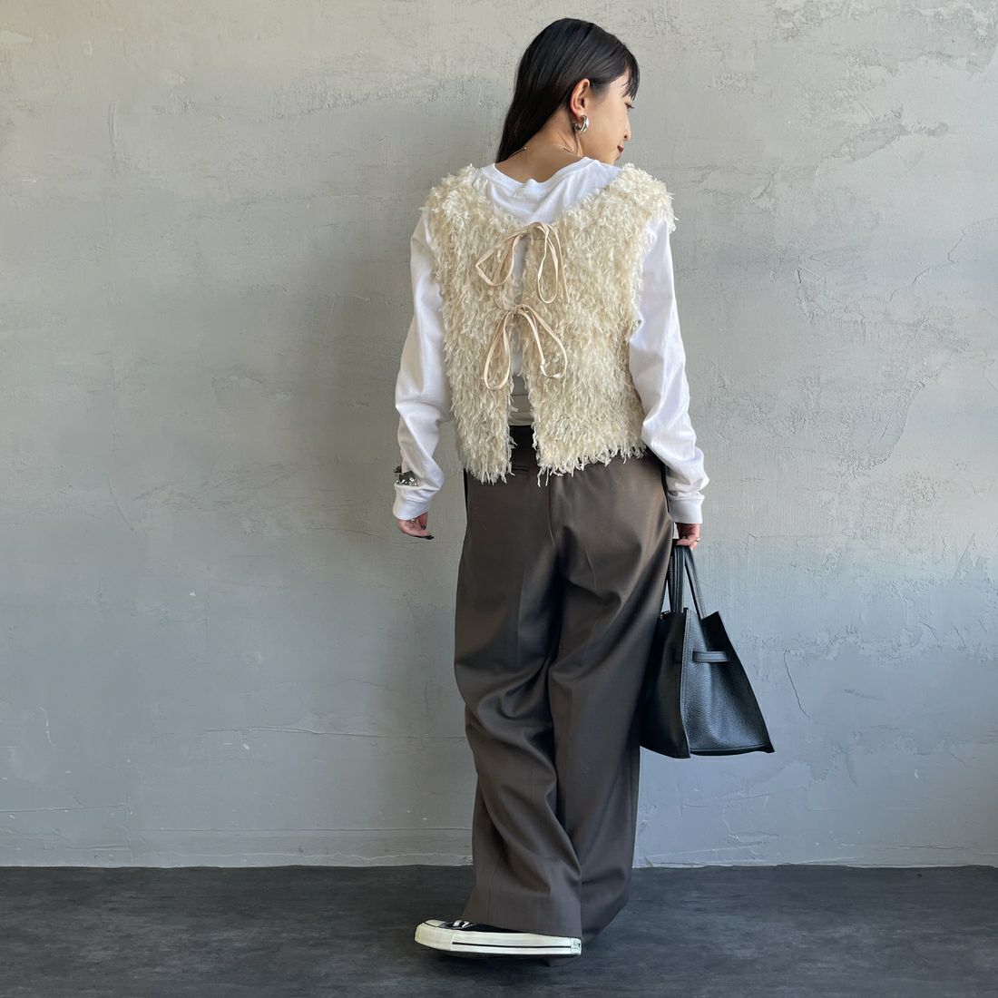 nenom [ネノム] 前後2WAY フェザーフリンジショートベスト [NE24132007] 21 IVORY &&モデル身長：150cm 着用サイズ：F&&